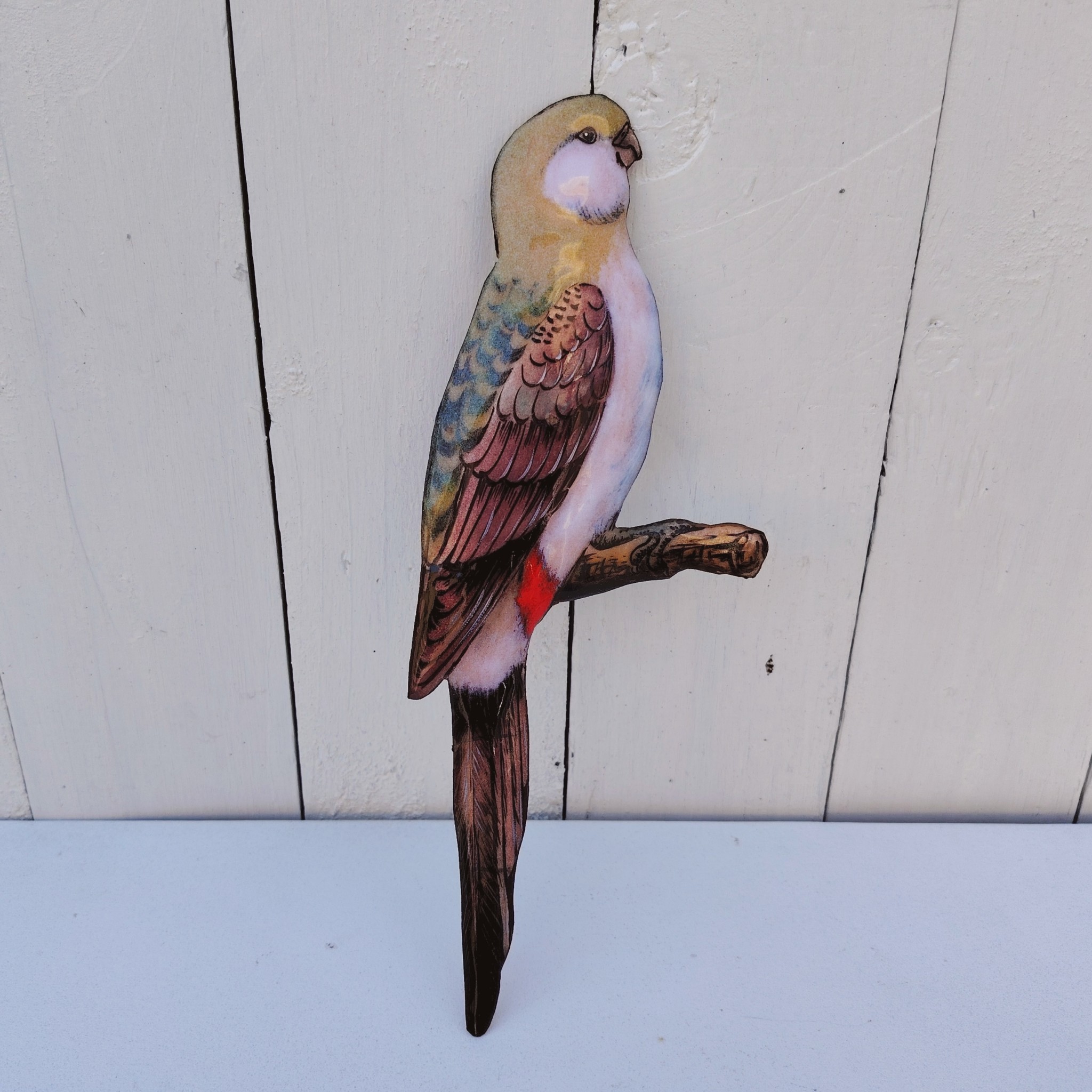 Oiseau représentant une perruche, en émaux de Limoges sur cuivre. Datant des années 60-70. .Ne possède pas de point d'accroche. Bon état général. Dimensions : 26 x 10 cm