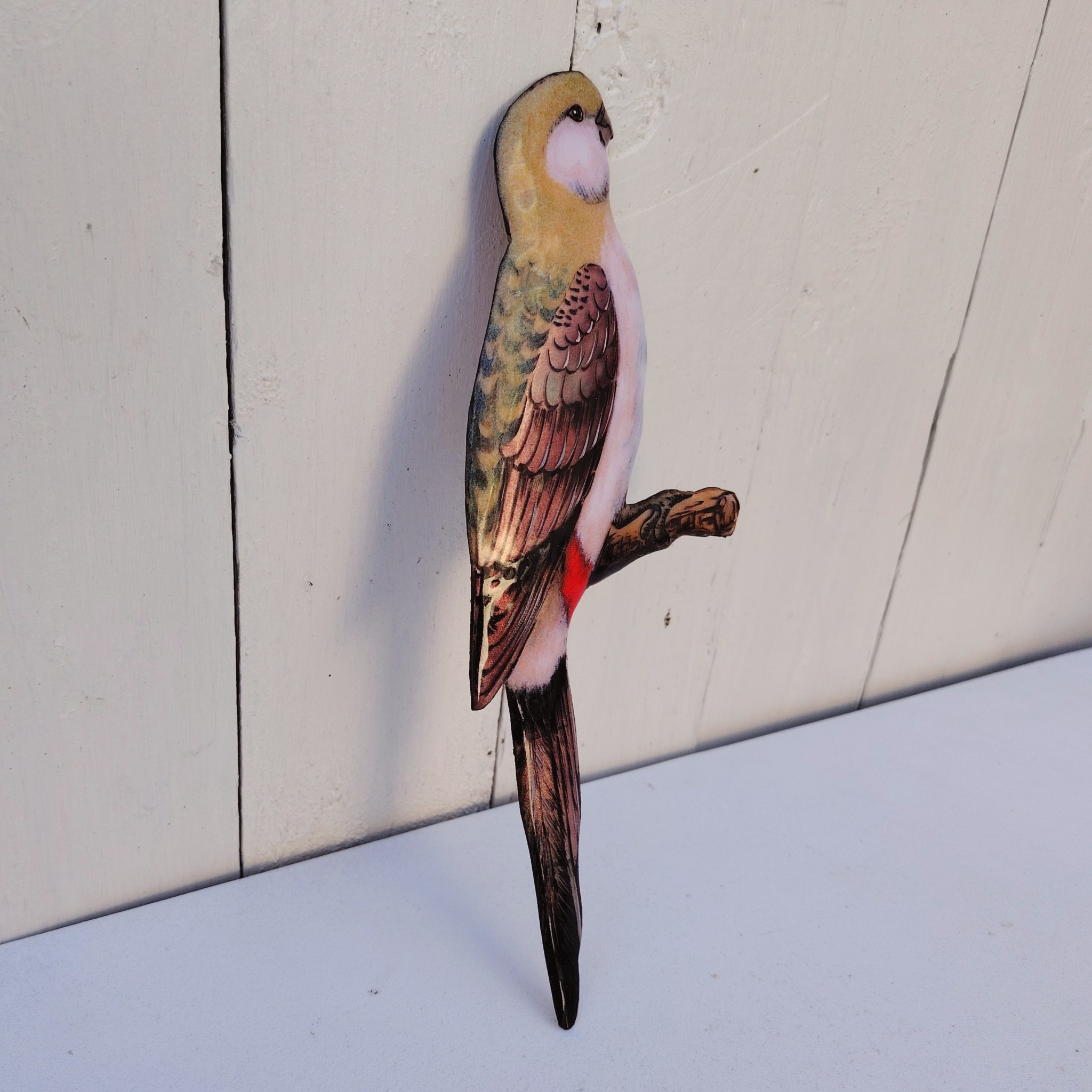 Oiseau représentant une perruche, en émaux de Limoges sur cuivre. Datant des années 60-70. .Ne possède pas de point d'accroche. Bon état général. Dimensions : 26 x 10 cm