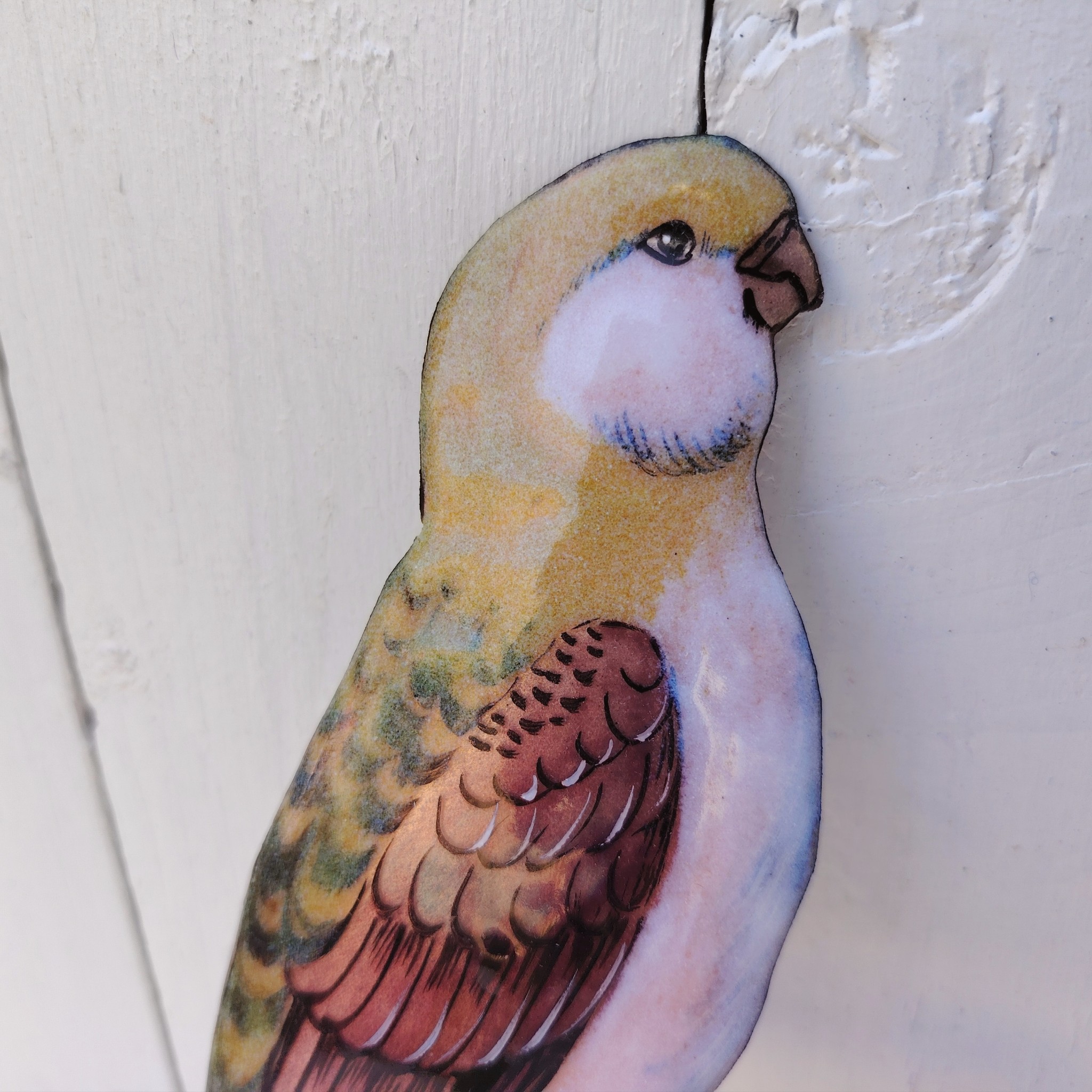 Oiseau représentant une perruche, en émaux de Limoges sur cuivre. Datant des années 60-70. .Ne possède pas de point d'accroche. Bon état général. Dimensions : 26 x 10 cm