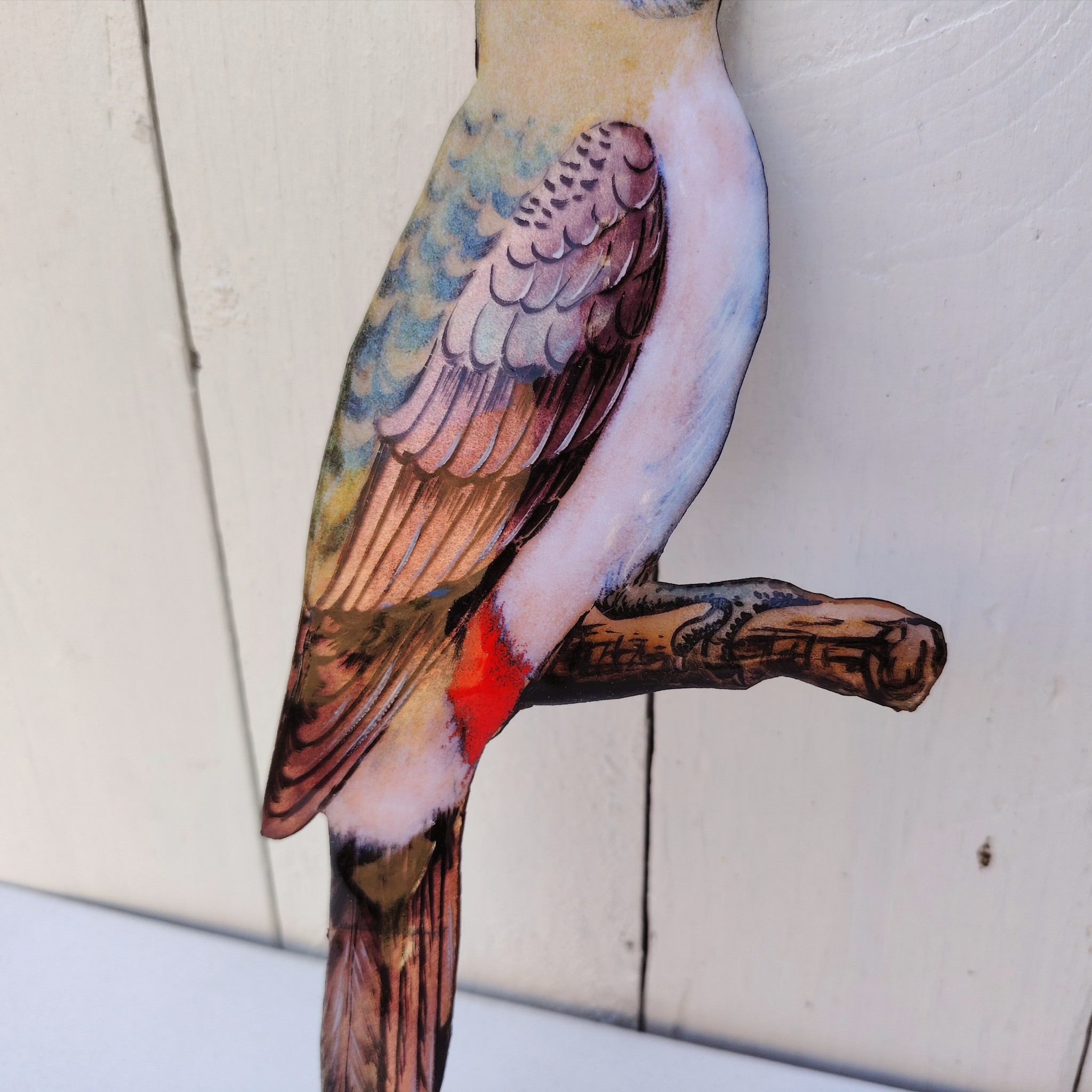 Oiseau représentant une perruche, en émaux de Limoges sur cuivre. Datant des années 60-70. .Ne possède pas de point d'accroche. Bon état général. Dimensions : 26 x 10 cm