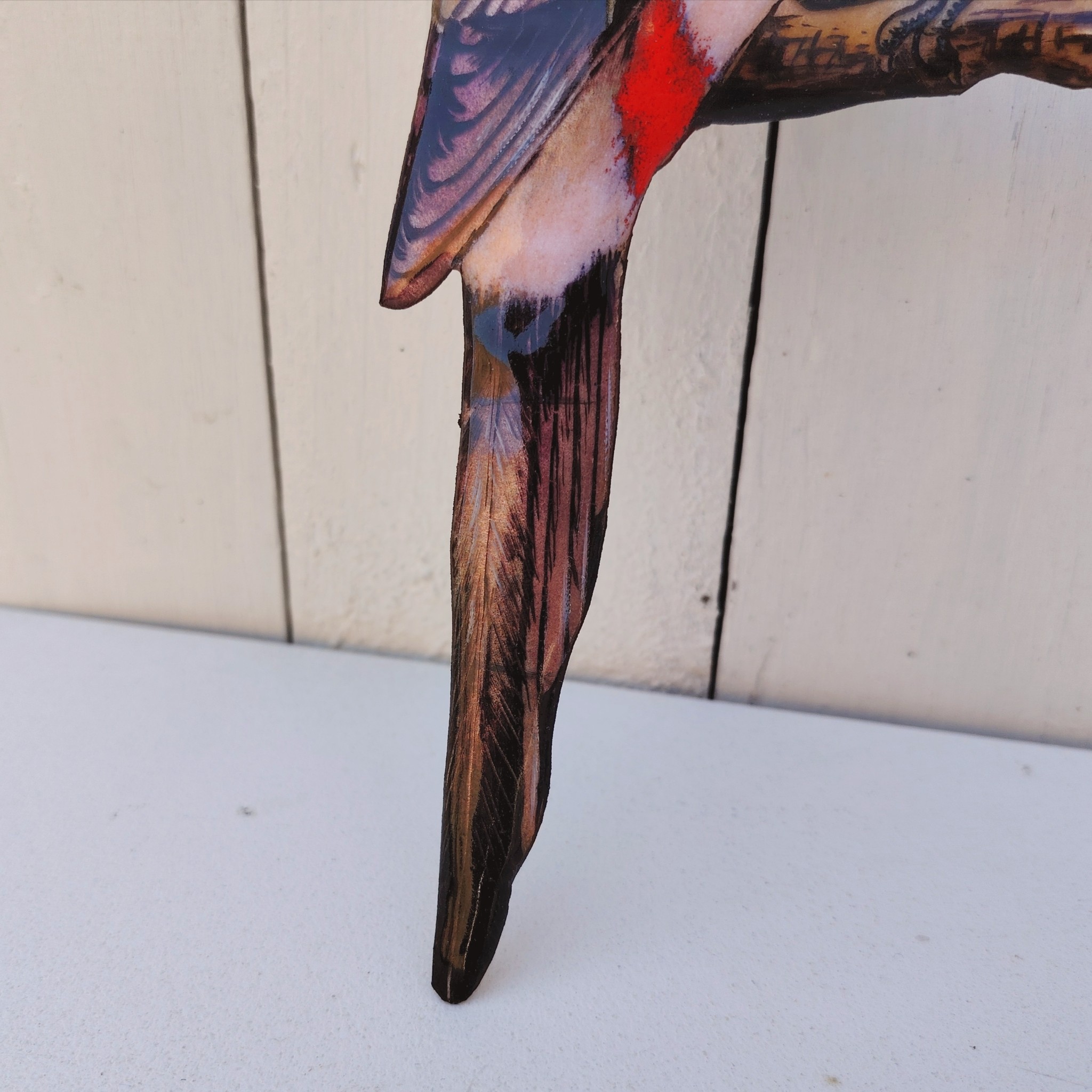 Oiseau représentant une perruche, en émaux de Limoges sur cuivre. Datant des années 60-70. .Ne possède pas de point d'accroche. Bon état général. Dimensions : 26 x 10 cm