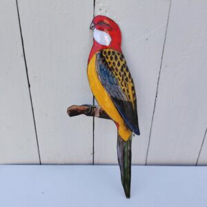 Oiseau représentant une perruche omnicolore, en émaux de Limoges sur cuivre. Datant des années 60-70. .Ne possède pas de point d'accroche. Un éclat sur la branche. Branche légèrement tordue Bon état général. Dimensions : 26 x 10 cm