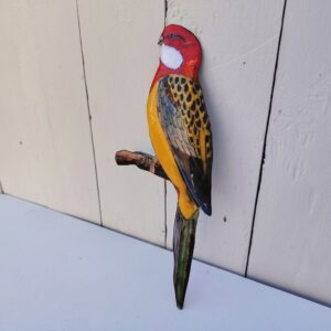 Oiseau représentant une perruche omnicolore, en émaux de Limoges sur cuivre. Datant des années 60-70. .Ne possède pas de point d'accroche. Un éclat sur la branche. Branche légèrement tordue Bon état général. Dimensions : 26 x 10 cm