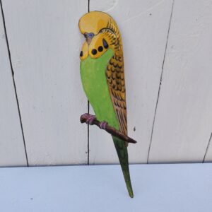 Oiseau représentant une perruche ondulée des bois, en émaux de Limoges sur cuivre. Datant des années 60-70. .Ne possède pas de point d'accroche. Une rayure au sur la branche Bon état général. Dimensions : 23,5 x 7,5 cm