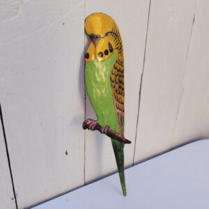 Oiseau représentant une perruche ondulée des bois, en émaux de Limoges sur cuivre. Datant des années 60-70. .Ne possède pas de point d'accroche. Une rayure au sur la branche Bon état général. Dimensions : 23,5 x 7,5 cm