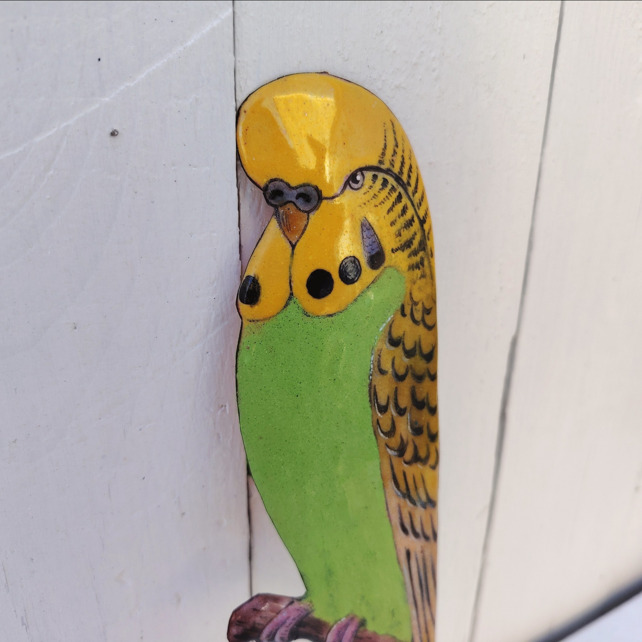 Oiseau représentant une perruche ondulée des bois, en émaux de Limoges sur cuivre. Datant des années 60-70. .Ne possède pas de point d'accroche. Une rayure au sur la branche Bon état général. Dimensions : 23,5 x 7,5 cm