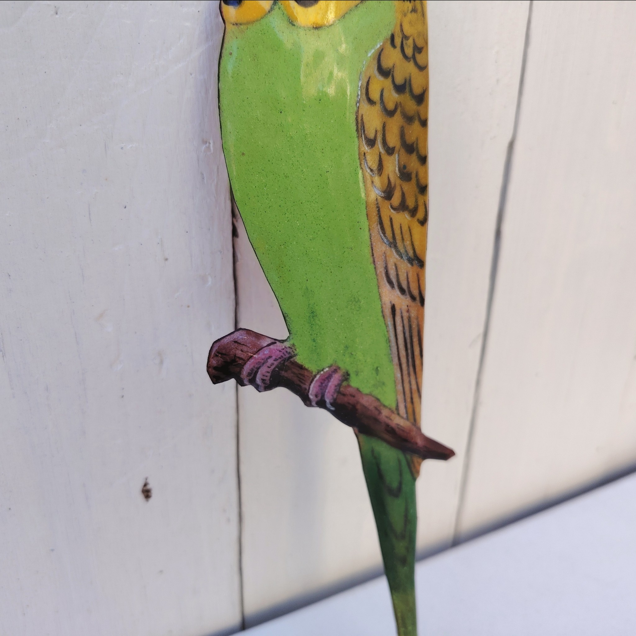 Oiseau représentant une perruche ondulée des bois, en émaux de Limoges sur cuivre. Datant des années 60-70. .Ne possède pas de point d'accroche. Une rayure au sur la branche Bon état général. Dimensions : 23,5 x 7,5 cm