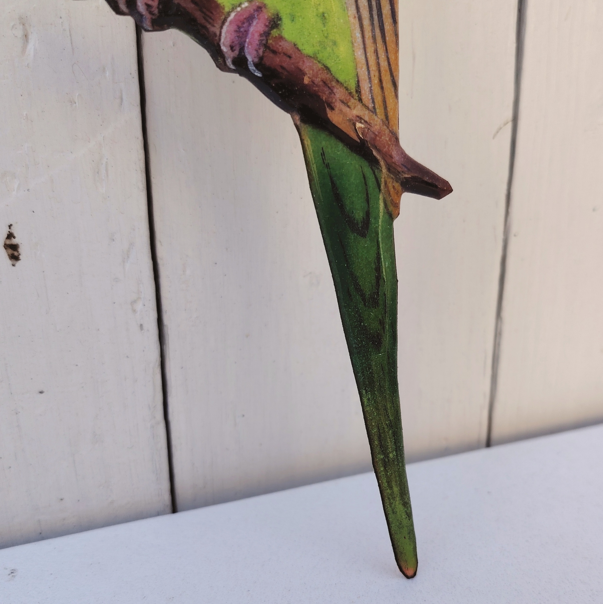 Oiseau représentant une perruche ondulée des bois, en émaux de Limoges sur cuivre. Datant des années 60-70. .Ne possède pas de point d'accroche. Une rayure au sur la branche Bon état général. Dimensions : 23,5 x 7,5 cm