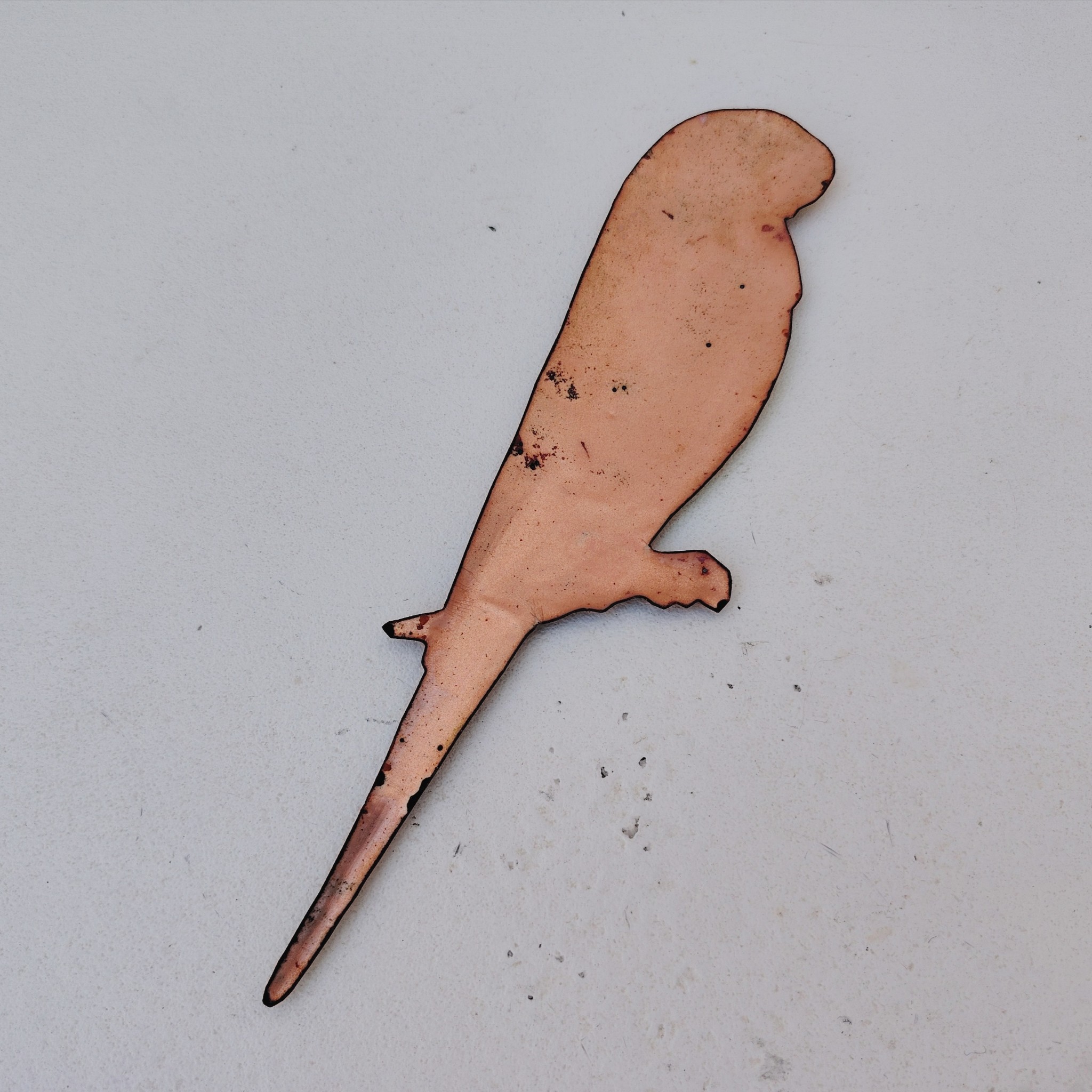 Oiseau représentant une perruche ondulée des bois, en émaux de Limoges sur cuivre. Datant des années 60-70. .Ne possède pas de point d'accroche. Une rayure au sur la branche Bon état général. Dimensions : 23,5 x 7,5 cm