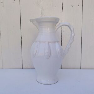 Pichet en céramique de Malicorne par Emile Tessier. Signé sur le dessous Quelques petits défauts de cuisson sans gravité, Une micro égrenure sur le bec Bon état général. Hauteur : 22,5 cm