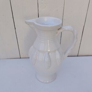 Pichet en céramique de Malicorne par Emile Tessier. Signé sur le dessous Quelques petits défauts de cuisson sans gravité, Une micro égrenure sur le bec Bon état général. Hauteur : 22,5 cm