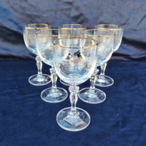 Six verres à vin en cristal ciselé et col avec un liseré doré, verres mousselines se rapprochant du travail de la maison Saint-Louis Très belle sonorité. Excellent état. Hauteur : 15 cm Diamètre : 6,5 cm
