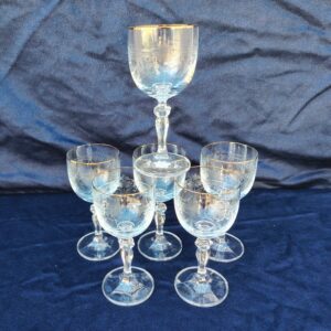 Six verres à vin en cristal ciselé et col avec un liseré doré, verres mousselines se rapprochant du travail de la maison Saint-Louis Très belle sonorité. Excellent état. Hauteur : 15 cm Diamètre : 6,5 cm