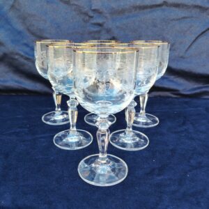 Six verres à eau en cristal ciselé et col avec un liseré doré, verres mousselines se rapprochant du travail de la maison Saint-Louis Très belle sonorité. Excellent état. Hauteur : 16,5 cm Diamètre : 7,5 cm