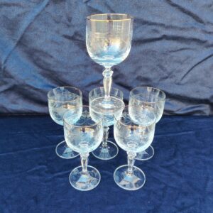 Six verres à eau en cristal ciselé et col avec un liseré doré, verres mousselines se rapprochant du travail de la maison Saint-Louis Très belle sonorité. Excellent état. Hauteur : 16,5 cm Diamètre : 7,5 cm