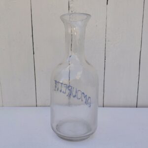 Ancienne carafe en verre soufflé publicitaire pour la marque d'anis Amourette. Trace de calcaire à l'intérieur, le mot Amourette est usé mais encore visible Bon état général Hauteur : 22 cm