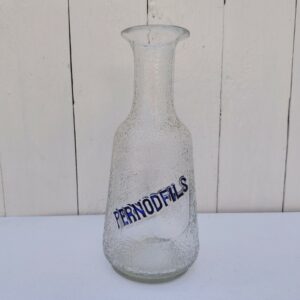 Ancienne carafe en verre brouillé publicitaire pour la marque d'anis Pernod fil. Trace de calcaire à l'intérieur Bon état général Hauteur : 21,5 cm