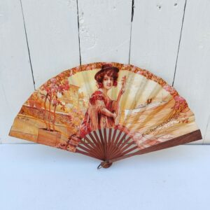 Eventail publicitaire pour la compagnie générale Transatlantique, french Line. Illustration de Gaspar Camps. Eventail en bois et papier. Petites rousseurs sur le papier sans gravité. Bon état général Longueur : 21,5 cm