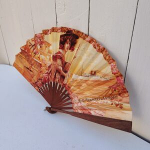 Eventail publicitaire pour la compagnie générale Transatlantique, french Line. Illustration de Gaspar Camps. Eventail en bois et papier. Petites rousseurs sur le papier sans gravité. Bon état général Longueur : 21,5 cm