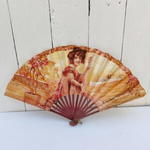 Eventail publicitaire pour la compagnie générale Transatlantique, Vapores correos franceses. . Illustration de Gaspar Camps. Eventail en bois et papier. Petites rousseurs sur le papier , des petits plis et des petites couppures. Bon état  Longueur : 21,5 cm