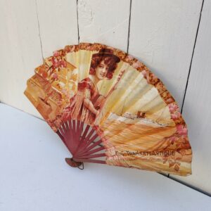 Eventail publicitaire pour la compagnie générale Transatlantique, Vapores correos franceses. . Illustration de Gaspar Camps. Eventail en bois et papier. Petites rousseurs sur le papier , des petits plis et des petites couppures. Bon état  Longueur : 21,5 cm