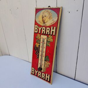 Ancien glaçoïde thermomètre publicitaire pour la marque d'alcool Byrrh. Glaçoïde craquelé sans manque, jauni sur le blanc, des taches, le thermomètre fonctionne très bien. Bon état général Dimensions : 33 x 12,5 cm