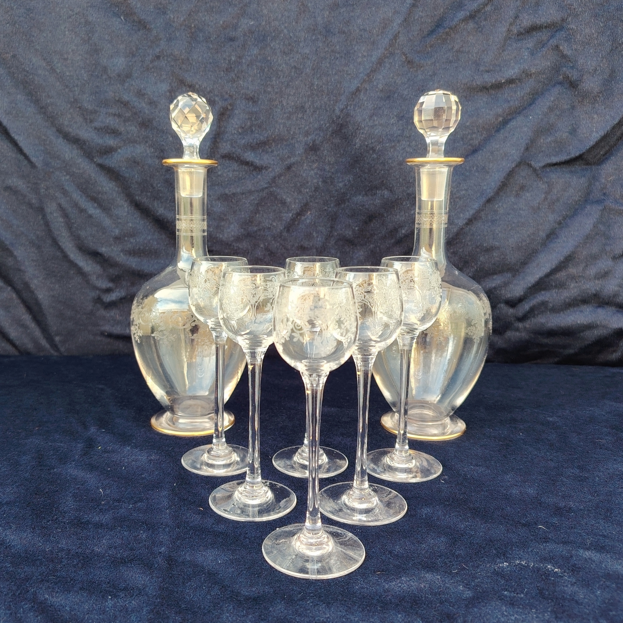 Service à liqueur en cristal de Saint Louis . Le service est composé de 6 verres à liqueur, de deux carafes. Non estampillé car datant d'avant 1936. Petites rayures d'usage. Les bouchons des carafes sont différents Très bon état général. Hauteur verre : 13 cm Diamètre verre : 3 cm Hauteur Carafe avec bouchon : 24 cm