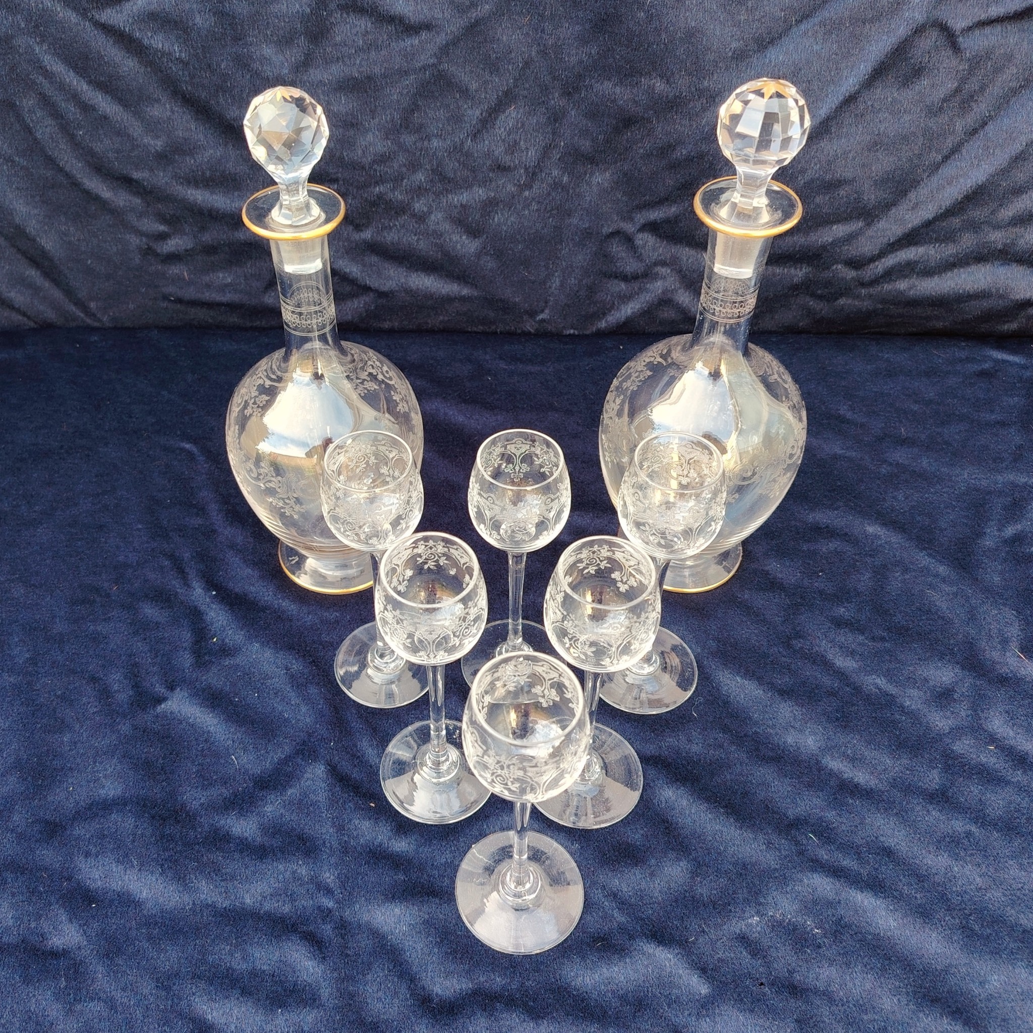 Service à liqueur en cristal de Saint Louis . Le service est composé de 6 verres à liqueur, de deux carafes. Non estampillé car datant d'avant 1936. Petites rayures d'usage. Les bouchons des carafes sont différents Très bon état général. Hauteur verre : 13 cm Diamètre verre : 3 cm Hauteur Carafe avec bouchon : 24 cm