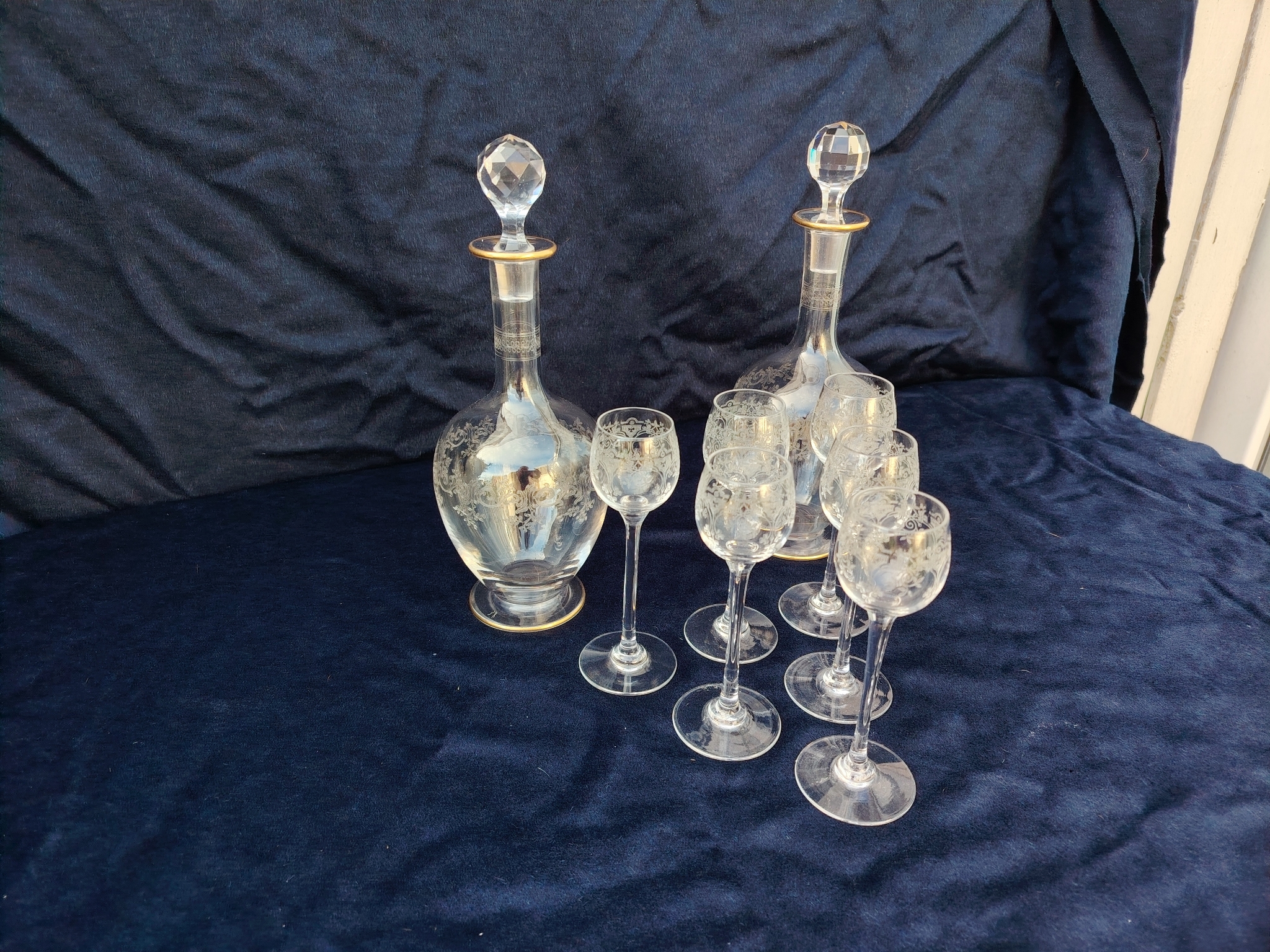 Service à liqueur en cristal de Saint Louis . Le service est composé de 6 verres à liqueur, de deux carafes. Non estampillé car datant d'avant 1936. Petites rayures d'usage. Les bouchons des carafes sont différents Très bon état général. Hauteur verre : 13 cm Diamètre verre : 3 cm Hauteur Carafe avec bouchon : 24 cm