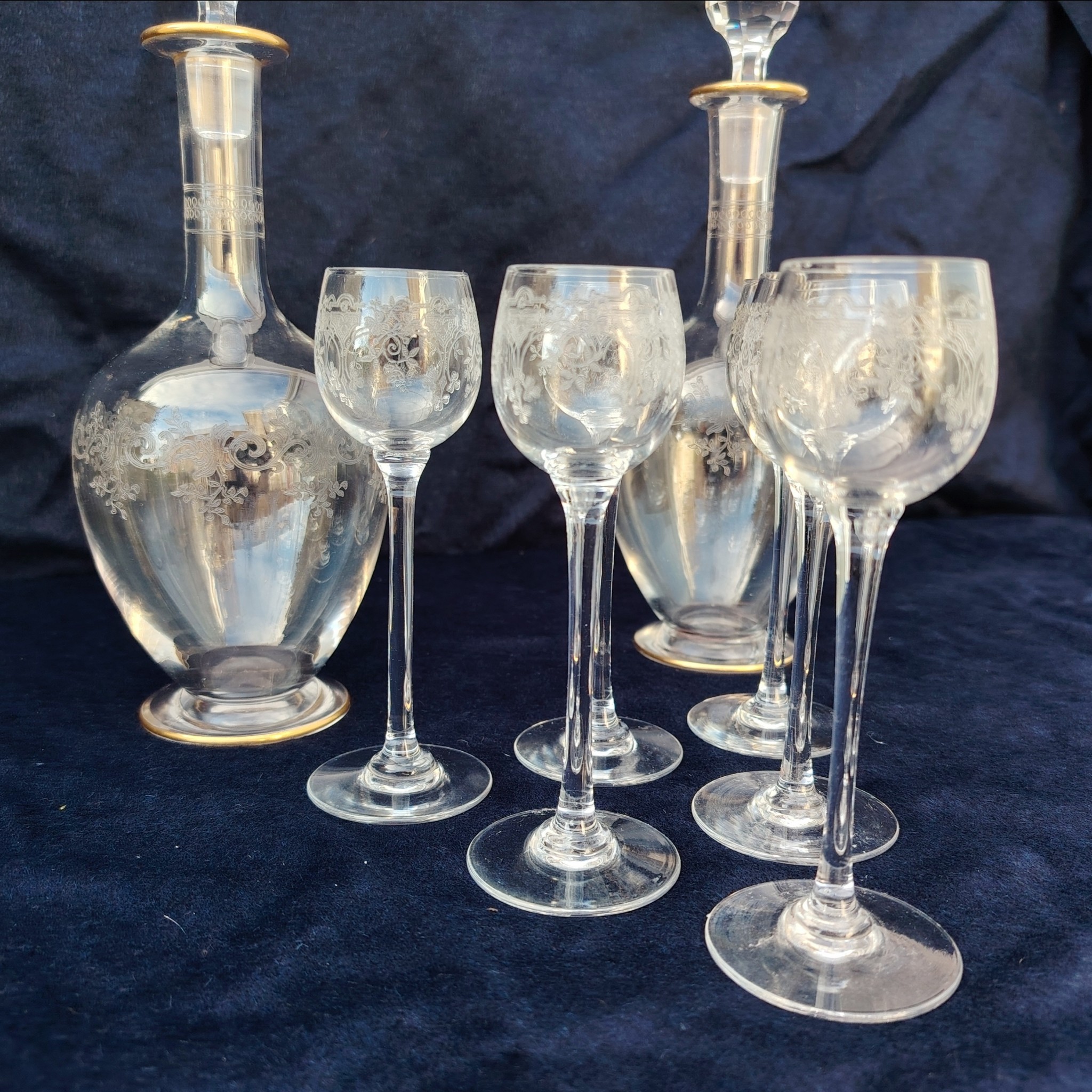 Service à liqueur en cristal de Saint Louis . Le service est composé de 6 verres à liqueur, de deux carafes. Non estampillé car datant d'avant 1936. Petites rayures d'usage. Les bouchons des carafes sont différents Très bon état général. Hauteur verre : 13 cm Diamètre verre : 3 cm Hauteur Carafe avec bouchon : 24 cm