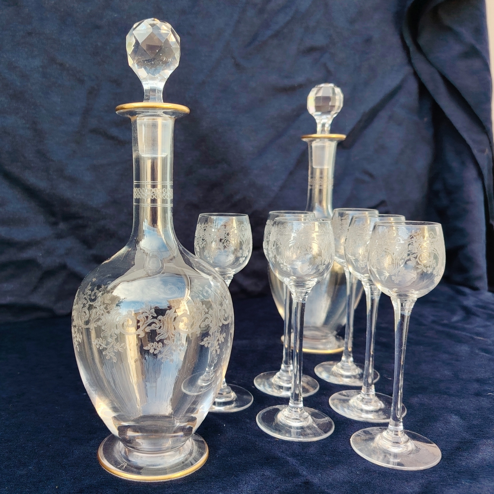 Service à liqueur en cristal de Saint Louis . Le service est composé de 6 verres à liqueur, de deux carafes. Non estampillé car datant d'avant 1936. Petites rayures d'usage. Les bouchons des carafes sont différents Très bon état général. Hauteur verre : 13 cm Diamètre verre : 3 cm Hauteur Carafe avec bouchon : 24 cm