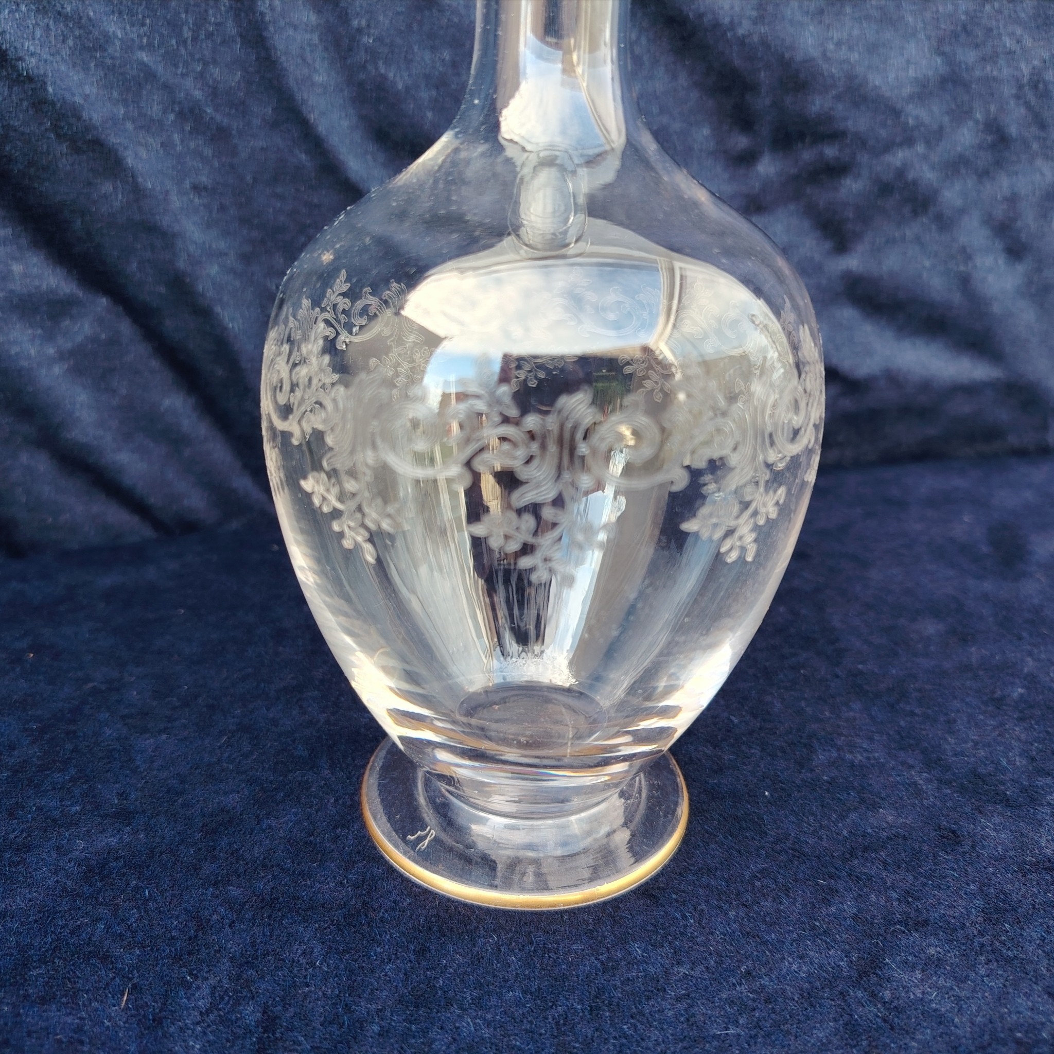 Service à liqueur en cristal de Saint Louis . Le service est composé de 6 verres à liqueur, de deux carafes. Non estampillé car datant d'avant 1936. Petites rayures d'usage. Les bouchons des carafes sont différents Très bon état général. Hauteur verre : 13 cm Diamètre verre : 3 cm Hauteur Carafe avec bouchon : 24 cm