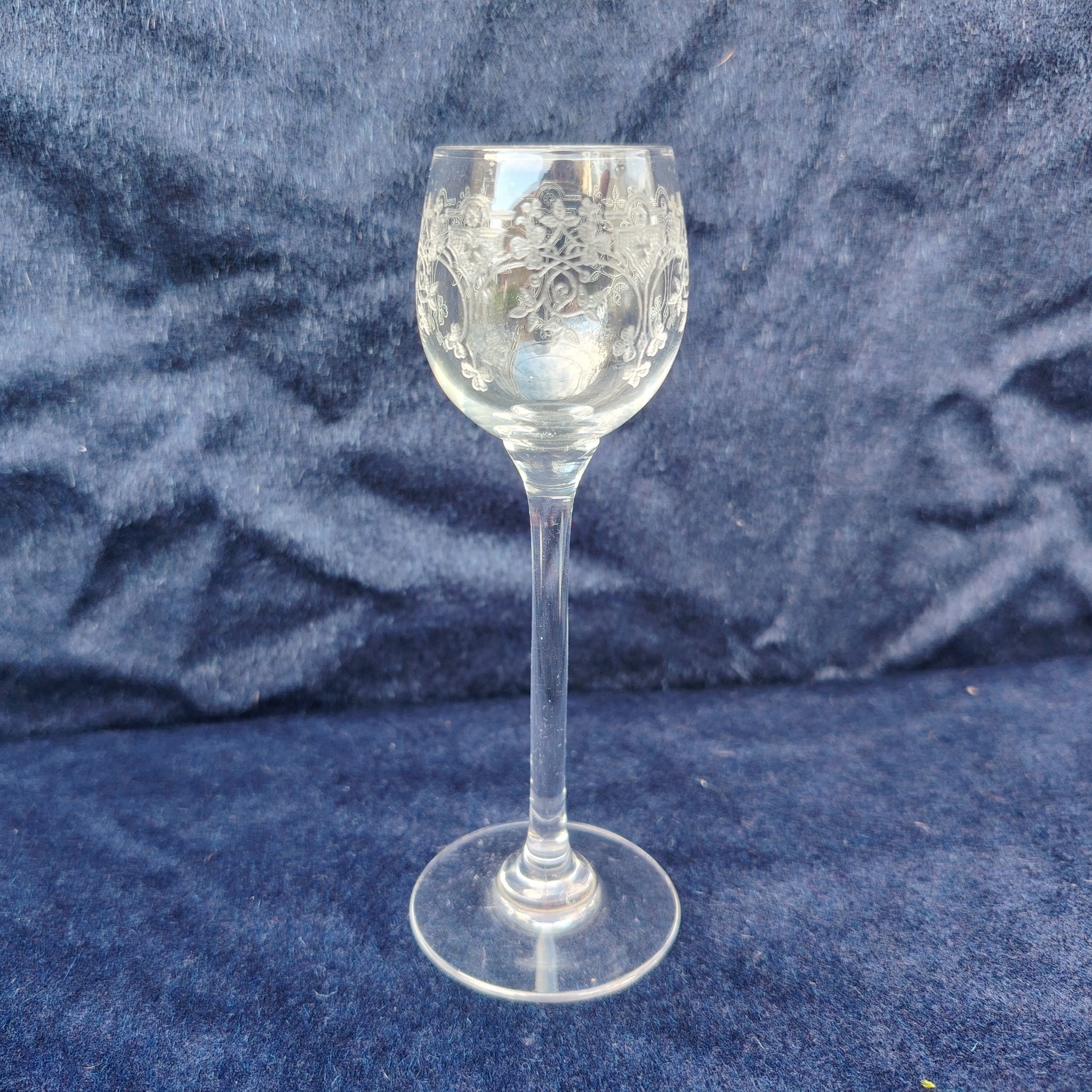 Service à liqueur en cristal de Saint Louis . Le service est composé de 6 verres à liqueur, de deux carafes. Non estampillé car datant d'avant 1936. Petites rayures d'usage. Les bouchons des carafes sont différents Très bon état général. Hauteur verre : 13 cm Diamètre verre : 3 cm Hauteur Carafe avec bouchon : 24 cm