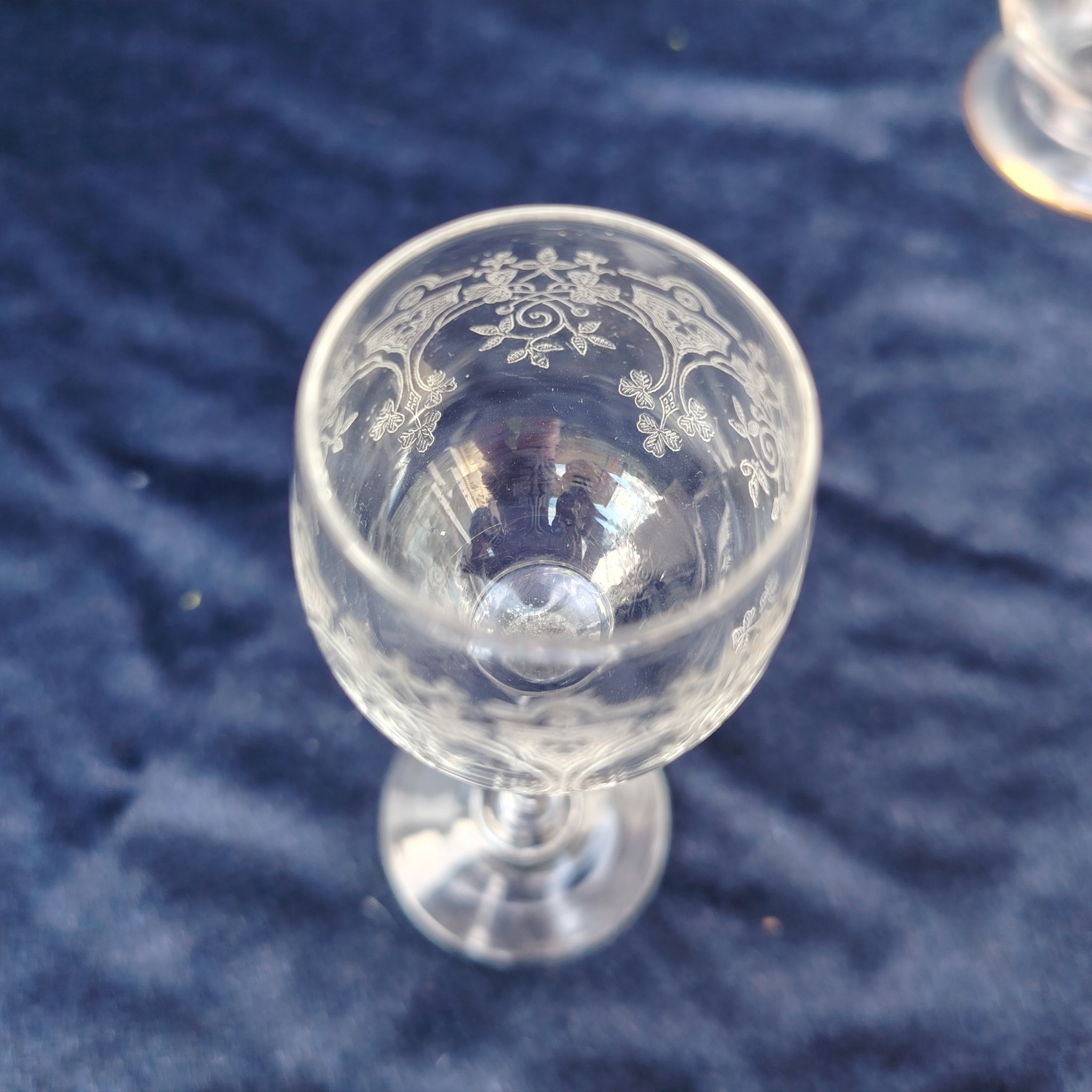 Service à liqueur en cristal de Saint Louis . Le service est composé de 6 verres à liqueur, de deux carafes. Non estampillé car datant d'avant 1936. Petites rayures d'usage. Les bouchons des carafes sont différents Très bon état général. Hauteur verre : 13 cm Diamètre verre : 3 cm Hauteur Carafe avec bouchon : 24 cm