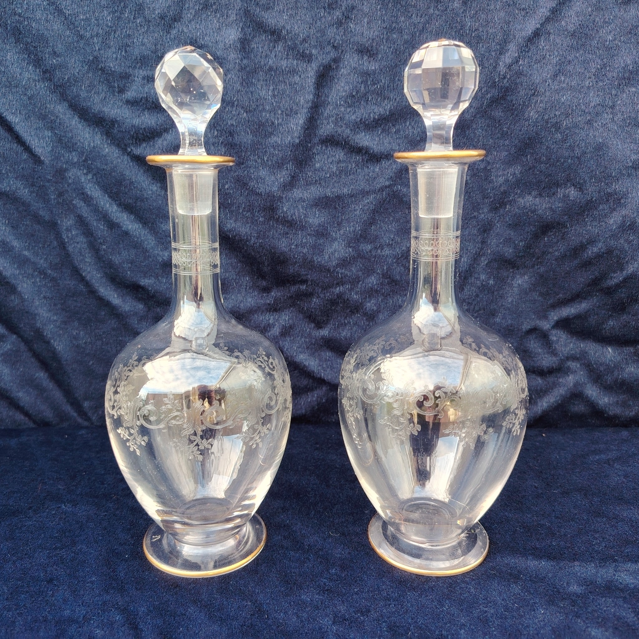 Service à liqueur en cristal de Saint Louis . Le service est composé de 6 verres à liqueur, de deux carafes. Non estampillé car datant d'avant 1936. Petites rayures d'usage. Les bouchons des carafes sont différents Très bon état général. Hauteur verre : 13 cm Diamètre verre : 3 cm Hauteur Carafe avec bouchon : 24 cm