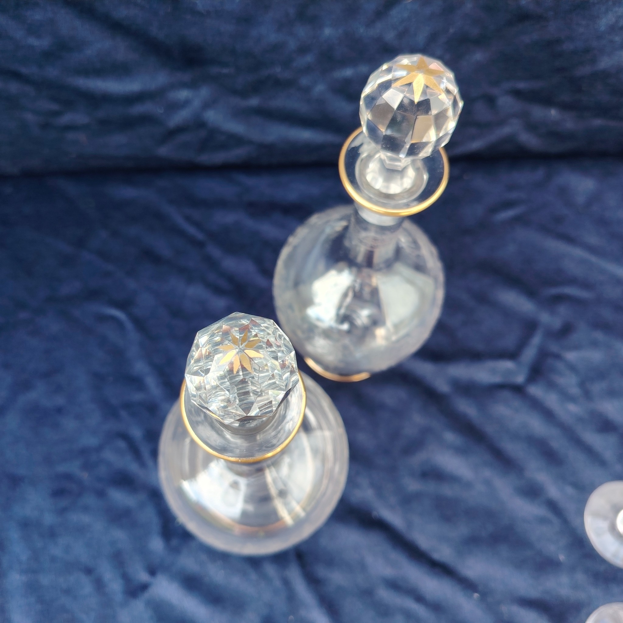 Service à liqueur en cristal de Saint Louis . Le service est composé de 6 verres à liqueur, de deux carafes. Non estampillé car datant d'avant 1936. Petites rayures d'usage. Les bouchons des carafes sont différents Très bon état général. Hauteur verre : 13 cm Diamètre verre : 3 cm Hauteur Carafe avec bouchon : 24 cm