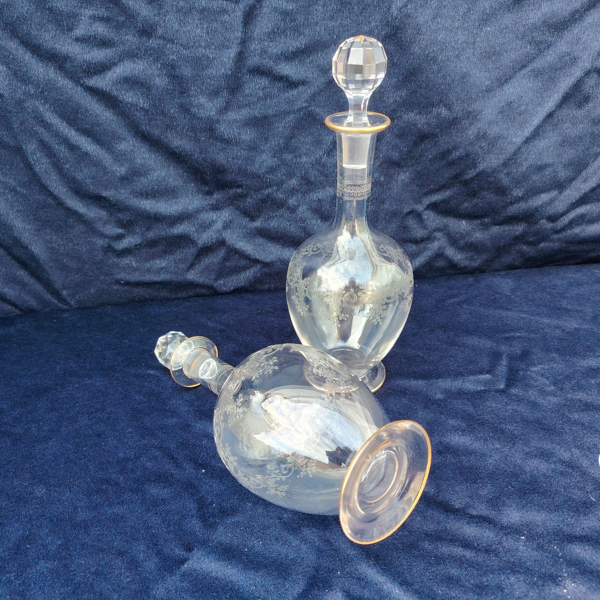 Service à liqueur en cristal de Saint Louis . Le service est composé de 6 verres à liqueur, de deux carafes. Non estampillé car datant d'avant 1936. Petites rayures d'usage. Les bouchons des carafes sont différents Très bon état général. Hauteur verre : 13 cm Diamètre verre : 3 cm Hauteur Carafe avec bouchon : 24 cm