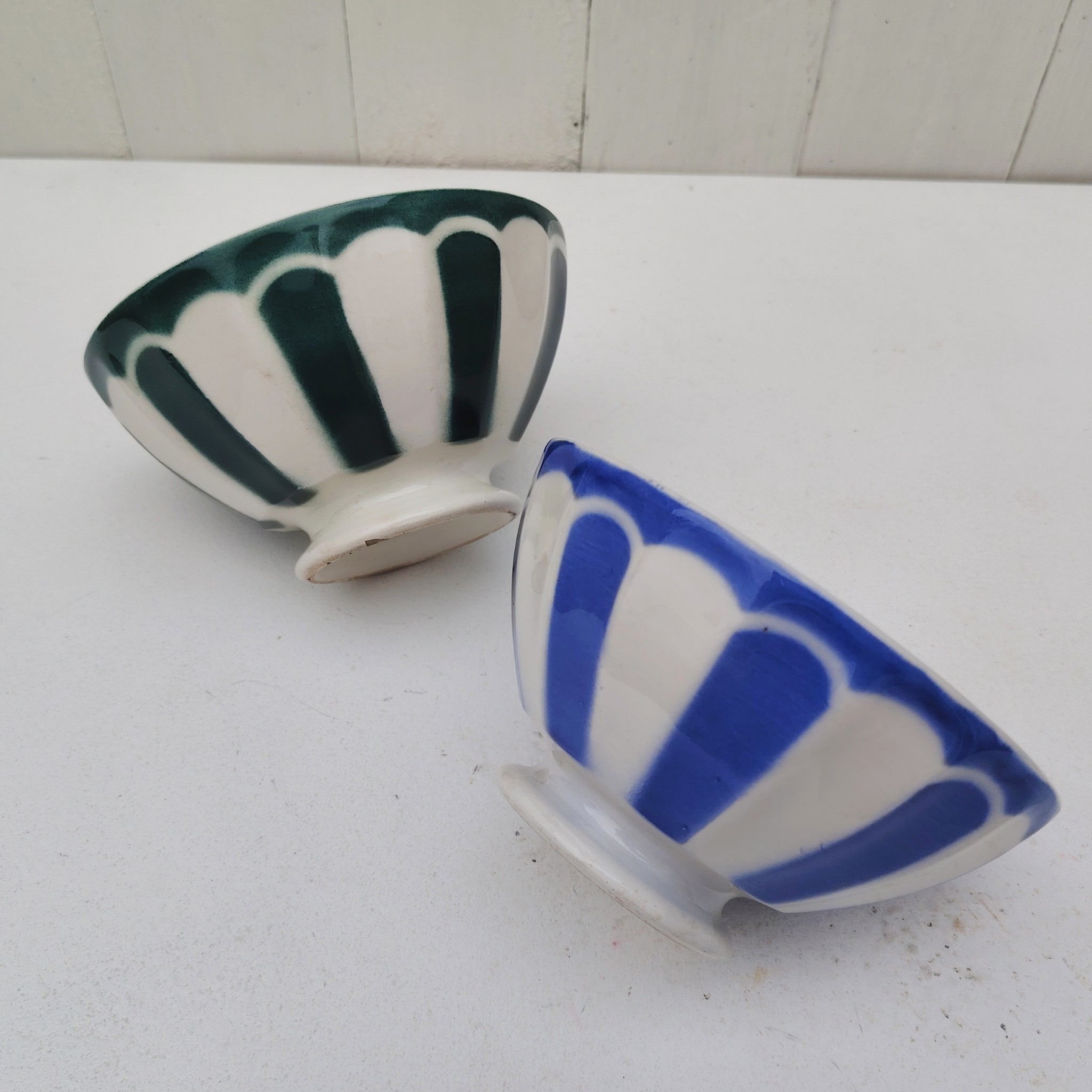 Paire bols anciens datant des années 50, en faïence de Sarreguemines à décor géométrique. Traces d'usage à l'intérieur. Des craquelures , défaut de cuisson et petits éclats à l'intérieur Bon état général Diamètre : 14 cm Hauteur : 7,5 cm