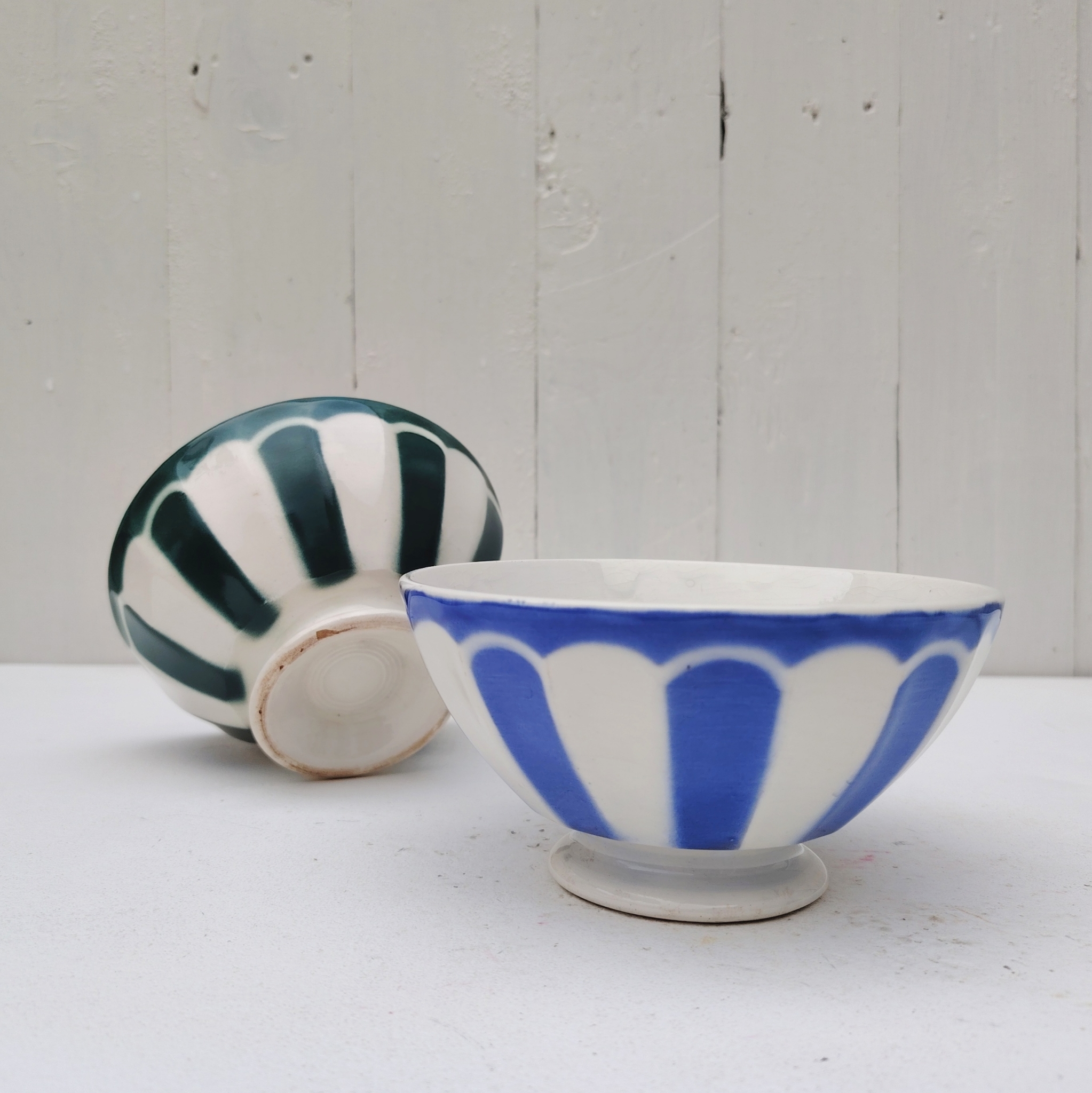 Paire bols anciens datant des années 50, en faïence de Sarreguemines à décor géométrique. Traces d'usage à l'intérieur. Des craquelures , défaut de cuisson et petits éclats à l'intérieur Bon état général Diamètre : 14 cm Hauteur : 7,5 cm