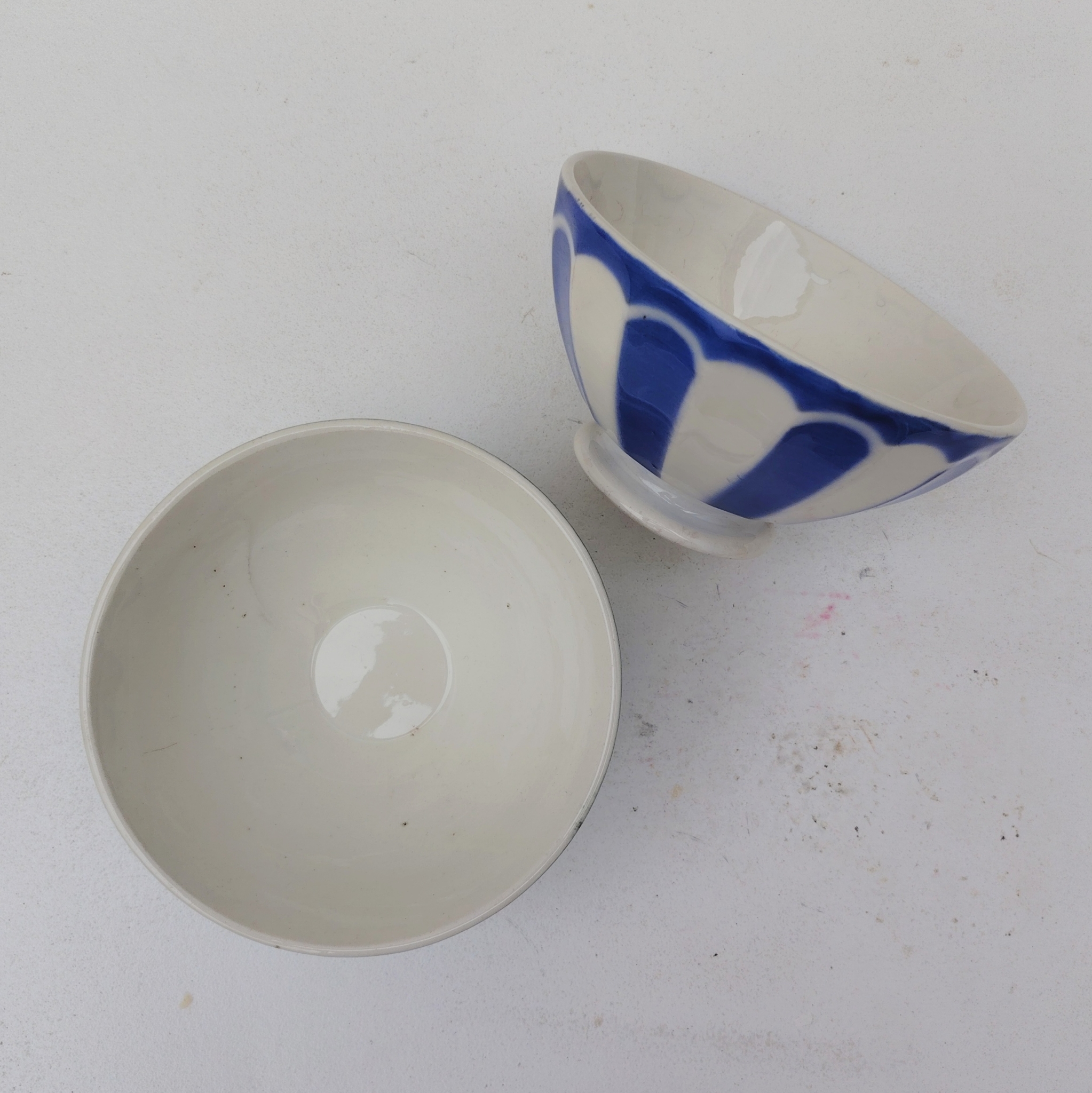 Paire bols anciens datant des années 50, en faïence de Sarreguemines à décor géométrique. Traces d'usage à l'intérieur. Des craquelures , défaut de cuisson et petits éclats à l'intérieur Bon état général Diamètre : 14 cm Hauteur : 7,5 cm