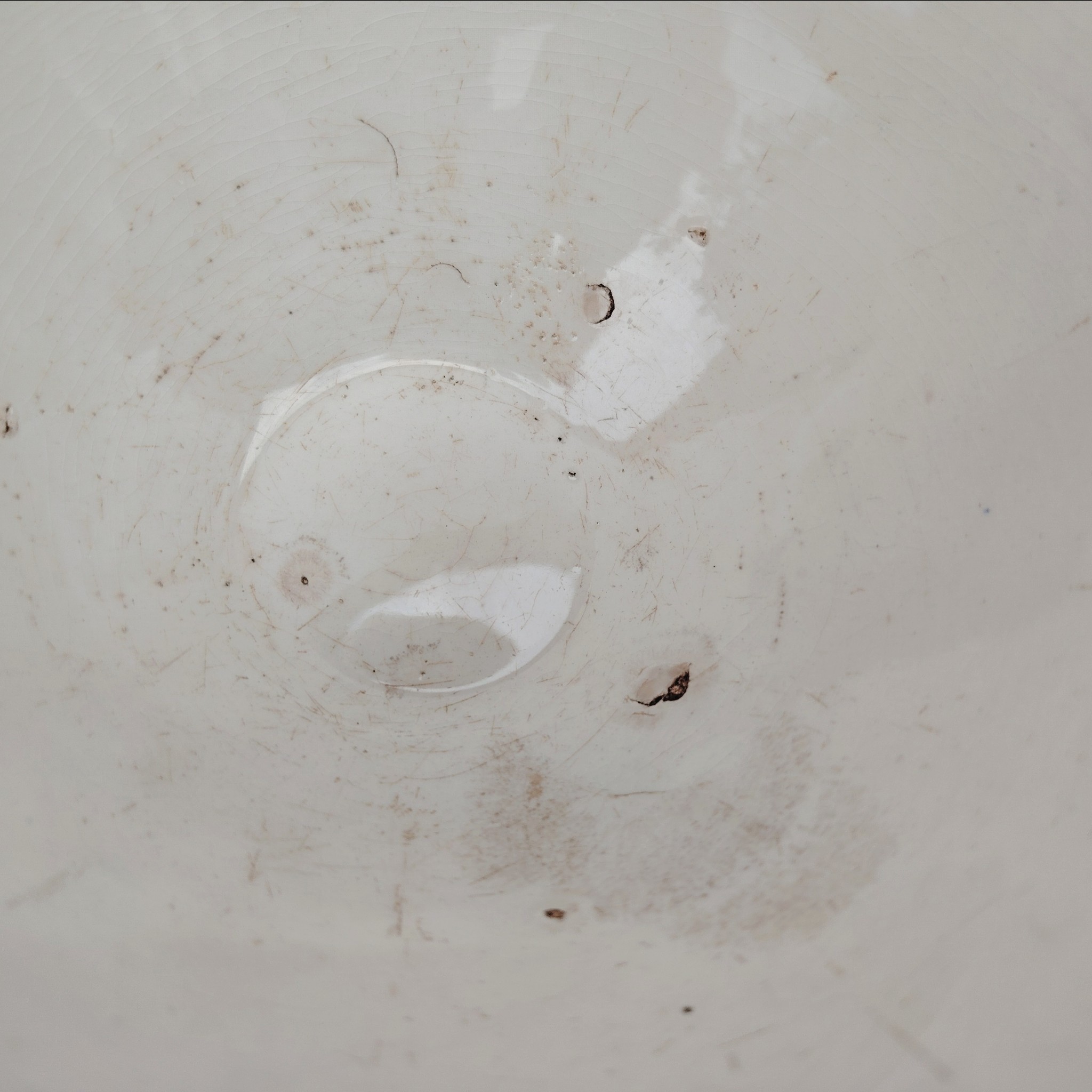 Paire bols anciens datant des années 50, en faïence de Sarreguemines à décor géométrique. Traces d'usage à l'intérieur. Des craquelures , défaut de cuisson et petits éclats à l'intérieur Bon état général Diamètre : 14 cm Hauteur : 7,5 cm