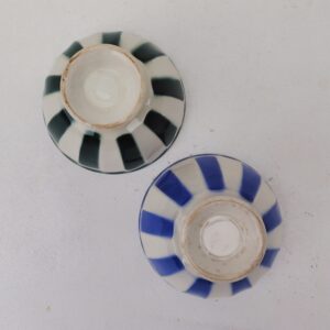 Paire bols anciens datant des années 50, en faïence de Sarreguemines à décor géométrique. Traces d'usage à l'intérieur. Des craquelures , défaut de cuisson et petits éclats à l'intérieur Bon état général Diamètre : 14 cm Hauteur : 7,5 cm