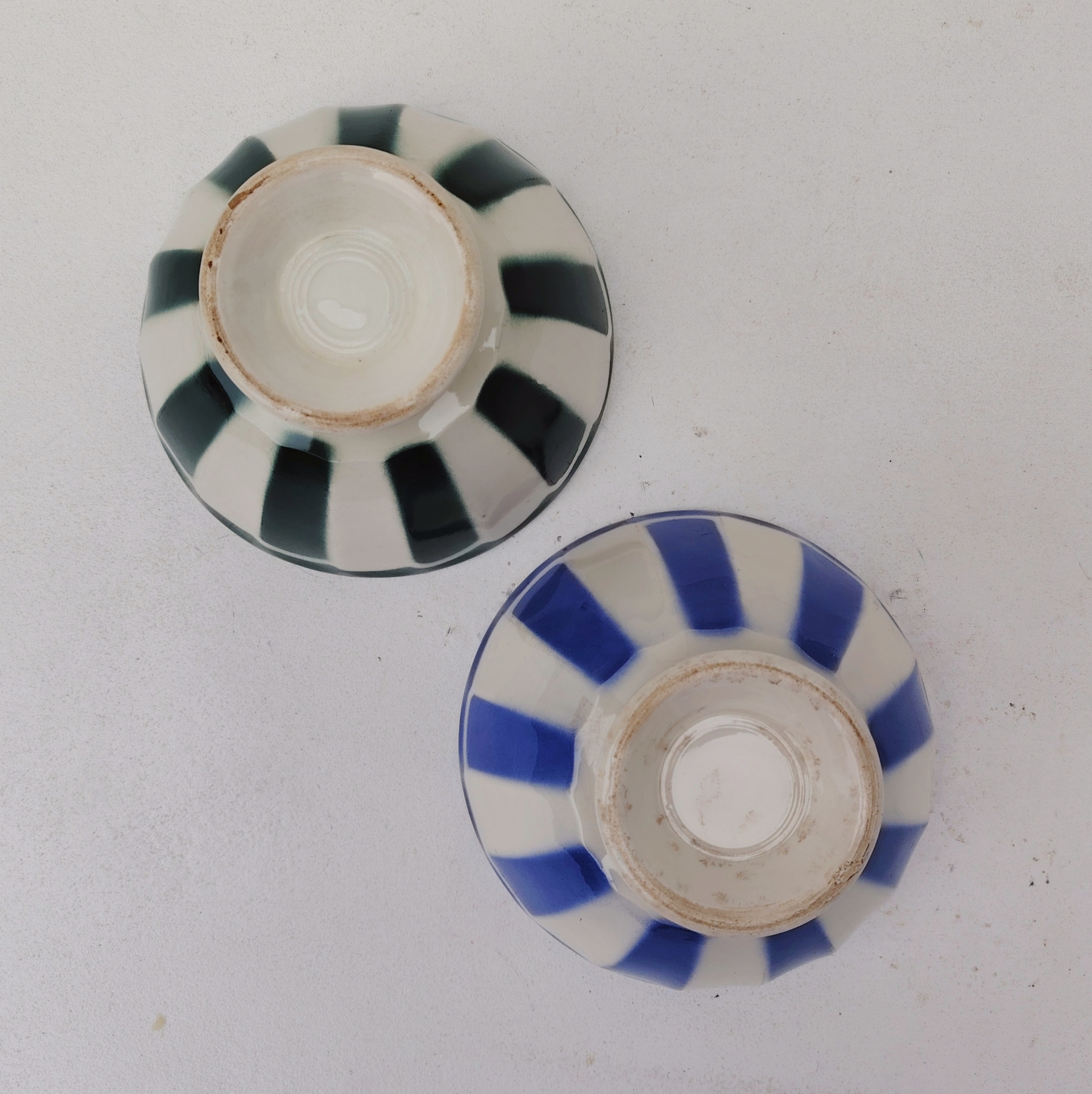 Paire bols anciens datant des années 50, en faïence de Sarreguemines à décor géométrique. Traces d'usage à l'intérieur. Des craquelures , défaut de cuisson et petits éclats à l'intérieur Bon état général Diamètre : 14 cm Hauteur : 7,5 cm