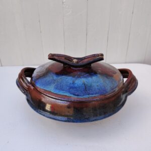 Grand pot couvert ou soupière en grès émaillé, par Matthieu Liévois. Dans les tons de bleus , rouge et terre. Signée sur le dessous Très bon état général Hauteur avec couvercle : ~18 cm Diamètre avec poignées : 32 cm