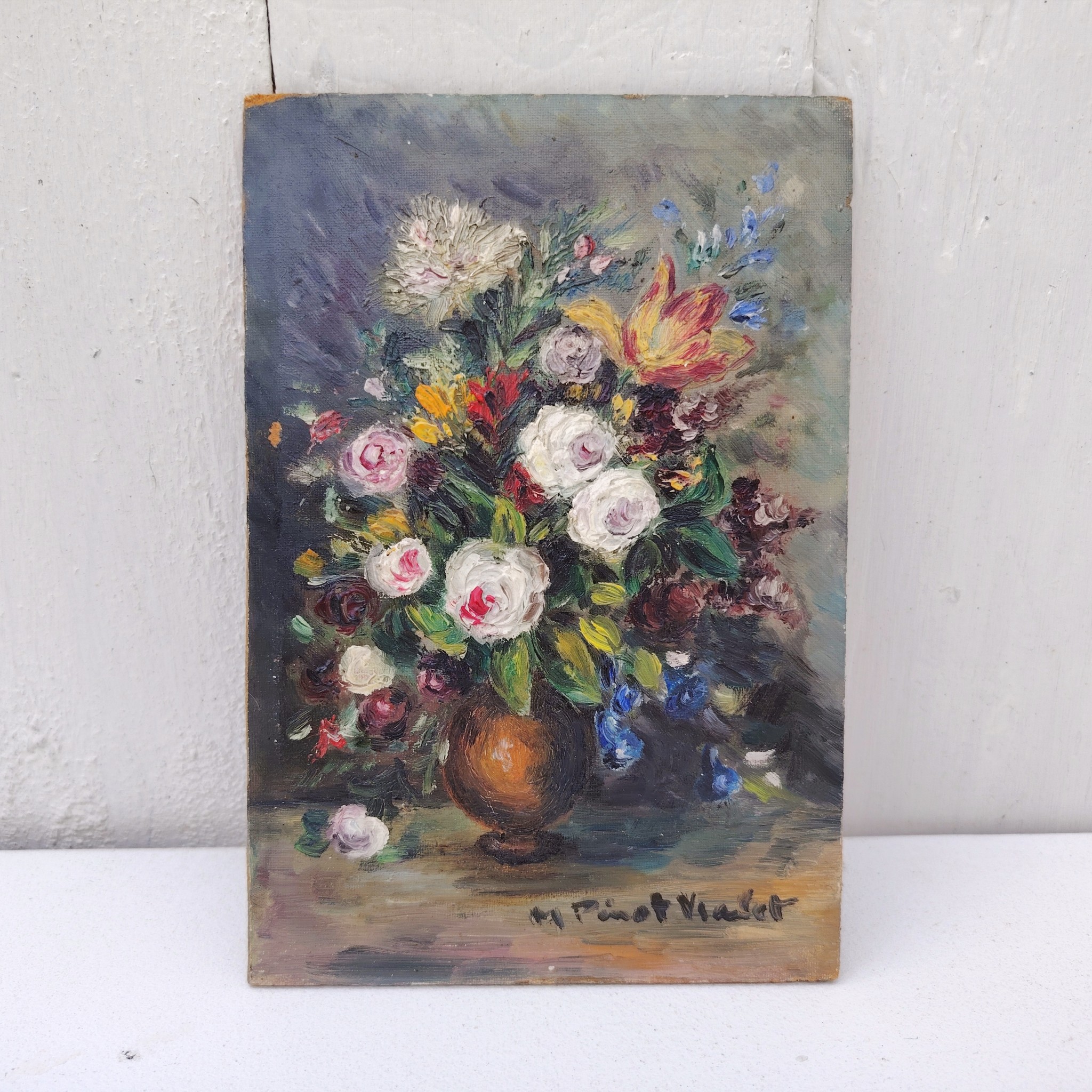 Huile sur panneau isorel représentant un beau bouquet de fleurs dans un vase , signé en bas à droite M.Pinot Vialet. Coins un peu usés, une accroche sur l'arrière. Bon état général Dimensions : 11 x 16 cm