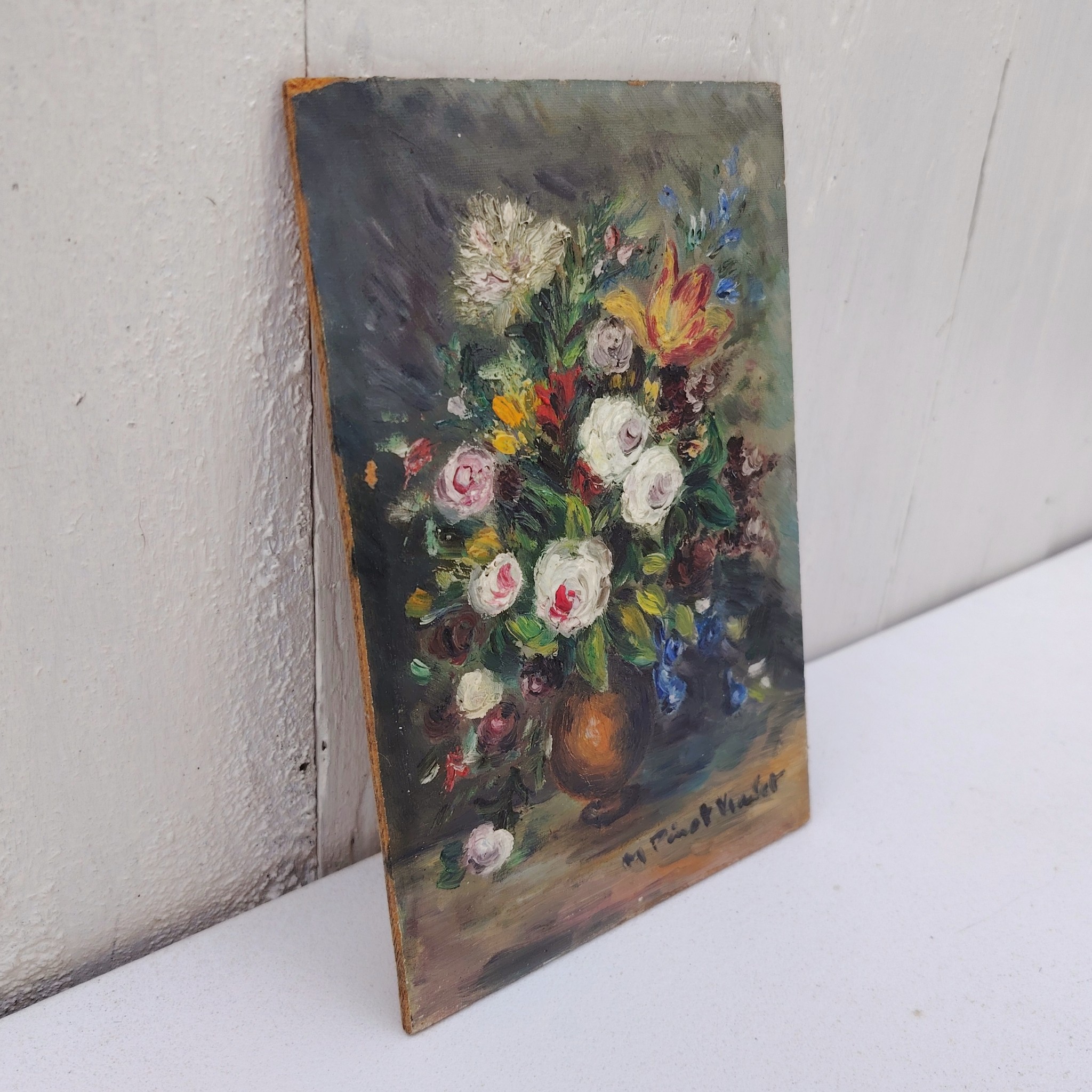 Huile sur panneau isorel représentant un beau bouquet de fleurs dans un vase , signé en bas à droite M.Pinot Vialet. Coins un peu usés, une accroche sur l'arrière. Bon état général Dimensions : 11 x 16 cm