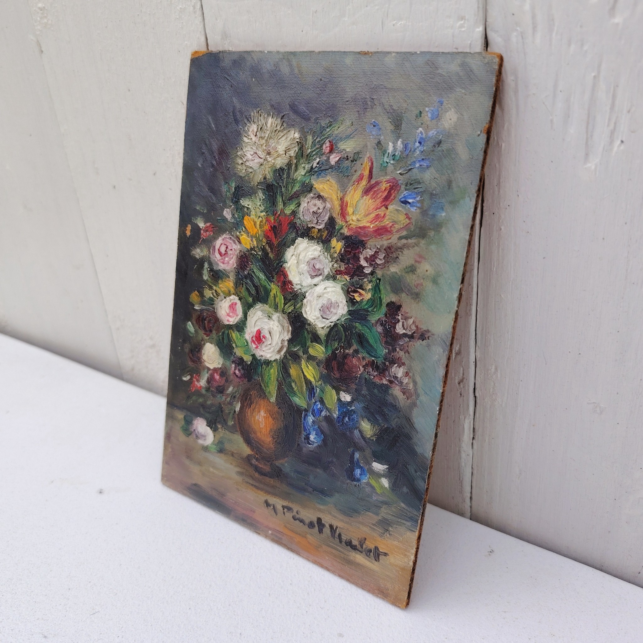 Huile sur panneau isorel représentant un beau bouquet de fleurs dans un vase , signé en bas à droite M.Pinot Vialet. Coins un peu usés, une accroche sur l'arrière. Bon état général Dimensions : 11 x 16 cm