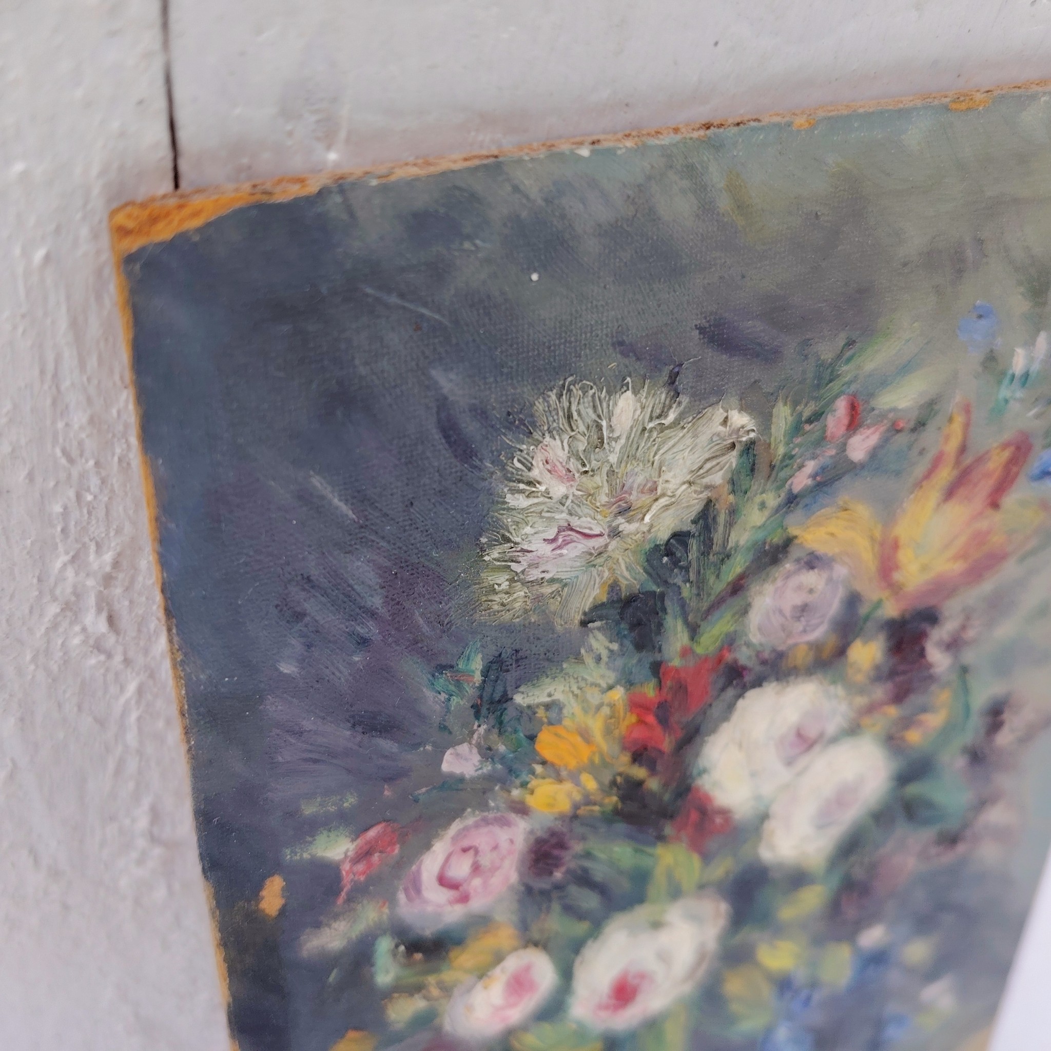 Huile sur panneau isorel représentant un beau bouquet de fleurs dans un vase , signé en bas à droite M.Pinot Vialet. Coins un peu usés, une accroche sur l'arrière. Bon état général Dimensions : 11 x 16 cm