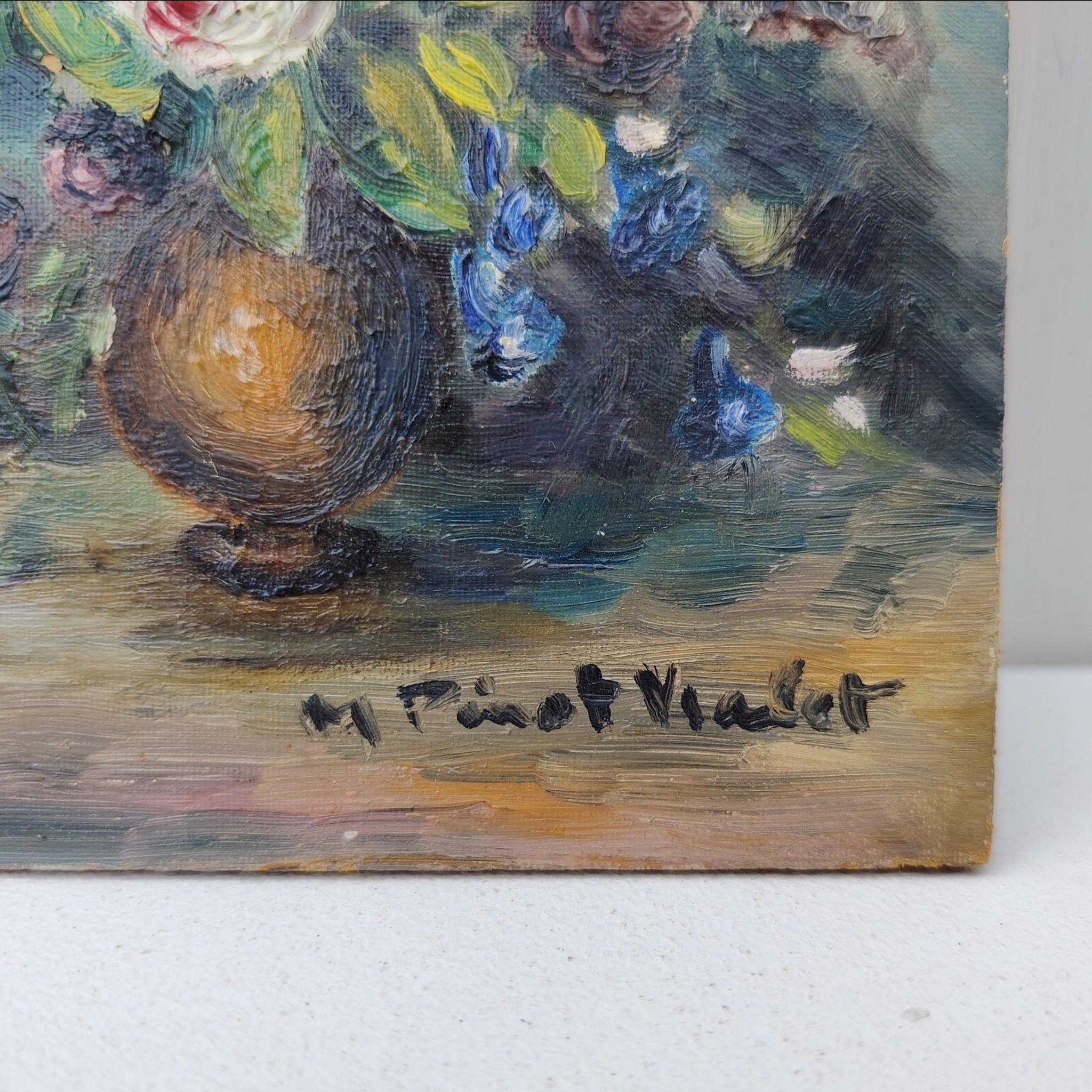 Huile sur panneau isorel représentant un beau bouquet de fleurs dans un vase , signé en bas à droite M.Pinot Vialet. Coins un peu usés, une accroche sur l'arrière. Bon état général Dimensions : 11 x 16 cm