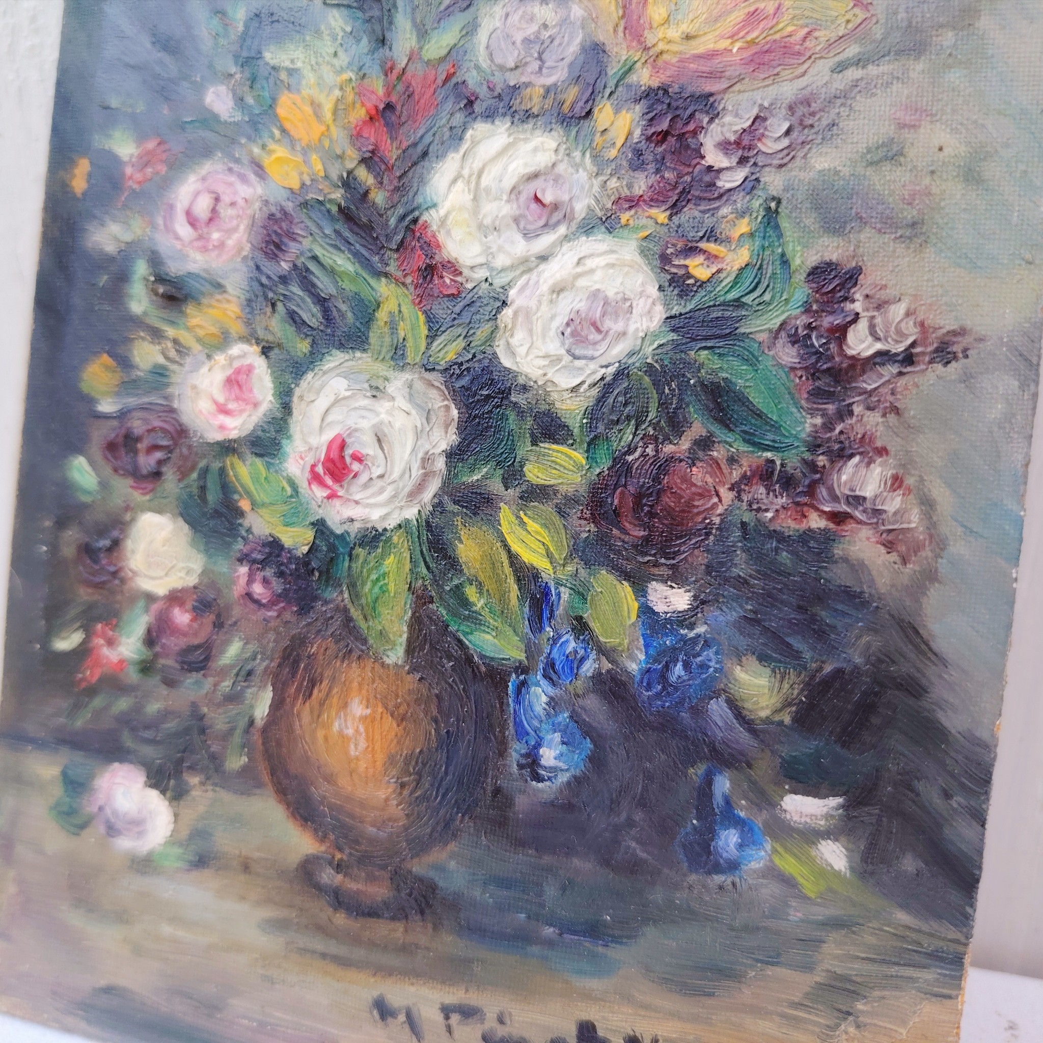 Huile sur panneau isorel représentant un beau bouquet de fleurs dans un vase , signé en bas à droite M.Pinot Vialet. Coins un peu usés, une accroche sur l'arrière. Bon état général Dimensions : 11 x 16 cm